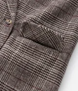 Saco tipo sobretodo de corte recto y largo midi, confeccionado en polivelour con estampado de cuadros. Presenta cuello solapa, cierre frontal de doble botonadura y bolsillos laterales con solapa.