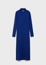 Vestido midi de punto fino en color azul eléctrico, con cuello perkins y manga larga. Presenta un diseño entallado que se ajusta a la silueta.