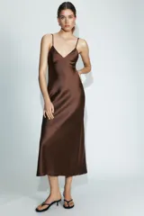 Vestido midi de tejido satinado con escote en pico y tirantes finos ajustables. Presenta un diseño de espalda descubierta con tiras cruzadas y cierre con cremallera.