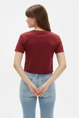Remera cropped de algodón negra con cuello a la base, mangas cortas y estampado frontal de cerezas con la palabra "HELLO".