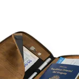 Portapasaporte de cuero genuino con acabado texturizado y cierre perimetral. Cuenta con tecnología de protección anticlonación, capacidad para dos pasaportes, seis tarjetas, efectivo y documentos de viaje.