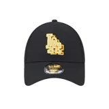 Gorra New Era modelo 9FORTY con visera curva, color negro con bordado del logo de Los Angeles Dodgers en amarillo y blanco. Presenta cierre ajustable en la parte posterior y detalle de color amarillo en la parte inferior de la visera.