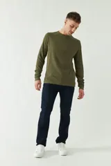 Sweater verde militar de algodón, corte slim, mangas largas con puños y logo bordado en el pecho.