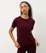Remera deportiva de manga corta y cuello redondo, confeccionada en microfibra de poliamida con tecnología seamless para un ajuste cómodo y sin costuras visibles.