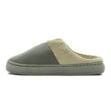 Pantufla abierta gris de poliuretano, con interior y borde de corderito sintético en tono tostado. Cuenta con una tira lateral decorativa con la palabra "SUPER" bordada y suela de goma.