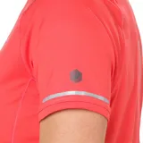 Remera de running color salmón con detalles reflectantes en mangas y frente.