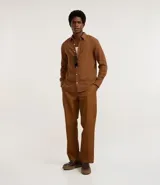 Camisa de hombre, manga larga, color beige claro, con cuello inglés y textura grid.