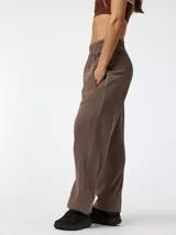 Pantalón jogger color marrón, de corte holgado, con cintura elástica y costuras decorativas frontales.