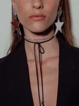 Gargantilla choker con tira de strass plateado y tiento de cuero negro para atar.