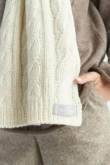 Bufanda larga color marrón claro, tejida en lana con diseño de trenzas.