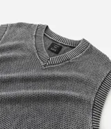 Chaleco masculino de punto color gris con efecto desteñido, corte boxy, cuello en V y barras contrastantes en el cuello y el dobladillo.