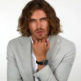 Reloj Maserati para hombre, modelo Sorpasso, con caja plateada de acero inoxidable, esfera azul con números arábigos y correa de cuero negro.