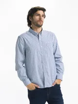 Camisa de hombre a cuadros azules y blancos, de manga larga con cuello abotonado y bolsillo en el pecho. Corte clásico.