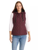 Chaleco de abrigo capitoneado color bordó, con capucha integrada, cierre frontal y bolsillos laterales con botón a presión. Presenta un diseño entallado con forro interior suave.