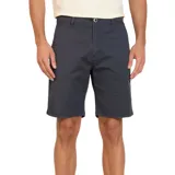 Bermuda de gabardina azul con bolsillos laterales y traseros.