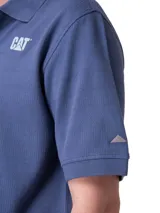 Remera polo Caterpillar de manga corta, color azul, con cuello clásico, cierre frontal con botones y el logo de la marca estampado en el pecho.