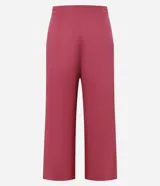 Pantalón de mujer estilo pantacourt (largo a media pierna) color fucsia/rosado, confeccionado en viscolino (mezcla de viscosa y lino). Presenta cierre tradicional y bolsillos.