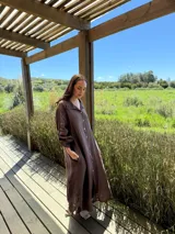 Vestido camisero amplio y largo color marrón chocolate, fabricado en Italia, con botones de nácar, cuello camisero y bolsillos laterales.