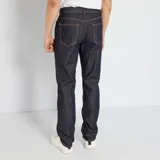 Pantalón de jean de corte recto, color azul oscuro, con bolsillos delanteros y traseros, y terminación con dobladillo.