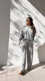 Buzo de corte cropped y diseño holgado, confeccionado en tejido waffle de algodón. Presenta cuello redondo y mangas largas con puños ajustados.