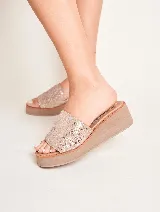 Sandalia de cuero color dorado con textura de piel de serpiente, con faja ancha sobre el empeine con elástico interno, suela de microporosa de alta densidad, taco de 5 cm y plataforma de 2 cm.