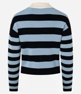 Cardigan de punto con diseño de rayas horizontales en negro y celeste. Presenta cuello polo en color crema, cierre frontal con botones y mangas largas.