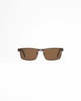 Lentes de sol rectangulares con montura metálica color bronce y cristales polarizados color marrón.