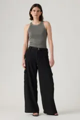 Pantalón cargo negro de corte ancho, con bolsillos laterales con solapa y cintura con cinturón ajustable con hebilla metálica.