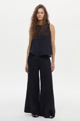 Pantalón azul de corte ancho y relajado, con tiro alto y bolsillos laterales.