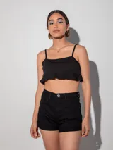 Top blanco de bretel fino con volado en la terminación inferior y textura.