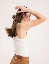 Musculosa color ladrillo de tejido de punto con escote redondo y largo hasta la cadera.