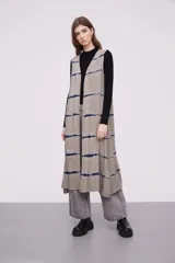 Chaleco largo color gris con estampado de líneas horizontales azules.