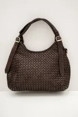 Cartera tipo hobo color suela, confeccionada en cuero con diseño trenzado y correa ajustable con hebilla metálica dorada.