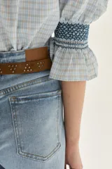 Blusa de algodón a cuadros en tonos celestes y beige, con mangas abullonadas, cuello alto y detalles de punto smock en cuello y puños.