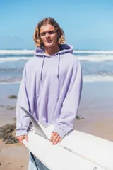 Hoodie de corte oversize color lila, con capucha ajustable mediante cordones, bolsillo frontal tipo canguro y bordado sutil en el pecho.