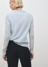 Jersey de punto fino semitransparente color celeste, confeccionado en mezcla de alpaca y poliamida, con cuello redondo y diseño recto de manga larga.
