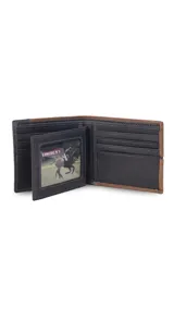 Billetera de cuero para hombre con diseño bicolor, combinando tonos marrón y negro. Cuenta con solapa central, múltiples ranuras para tarjetas, compartimento para billetes y visor transparente. Presenta el logo de la marca grabado en el frente.