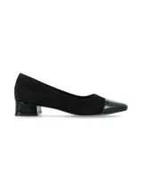 Zapato de tacón bajo negro, confeccionado en cuero nobuk con puntera y taco forrado en cuero charol. Presenta un diseño clásico de corte en V con taco cuadrado.