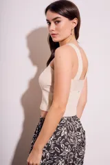 Top blanco de viscosa con breteles cruzados en el frente y espalda descubierta.