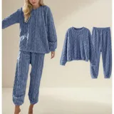 Conjunto de pijama de dos piezas confeccionado en plush suave con textura de ochos. Incluye una remera de manga larga con cuello redondo y un pantalón de corte recto con cintura elástica.