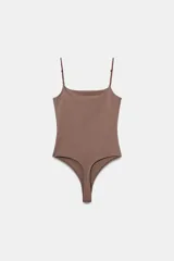 Body de escote recto con tirantes finos ajustables y cierre inferior con botones a presión.