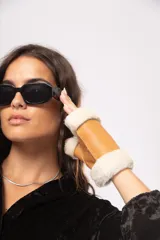 Guantes mitones color marrón de cuero con borde de lana natural color crema.