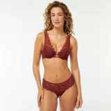 Tanga de encaje color borgoña con diseño floral y cintura elástica.