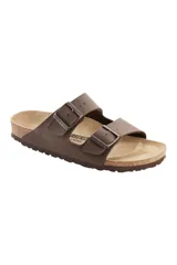 Sandalias Birkenstock Arizona color marrón con dos correas ajustables con hebillas metálicas y plantilla anatómica de corcho y látex.