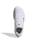 Championes de entrenamiento Adidas Amplimove W, color blanco con detalles en fucsia. Presentan una parte superior de malla transpirable, cierre de cordones y una suela con diseño ergonómico para mayor estabilidad.