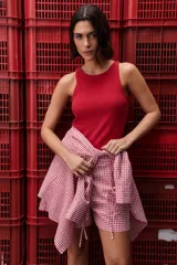 Musculosa de calce ajustado color rojo, confeccionada en algodón con elastano. Presenta escote redondo alto y textura acanalada.