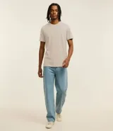 Remera básica de hombre con corte regular, cuello redondo y manga corta, confeccionada en algodón sostenible.