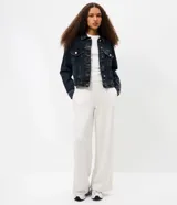 Campera de jean con corte boxy, cuello clásico, cierre frontal con botones metálicos, bolsillos con solapa en el pecho y costuras reforzadas.