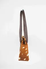 Cartera tipo baguette color negro con textura efecto cocodrilo, diseño alargado, doble asa de mano y cierre superior.