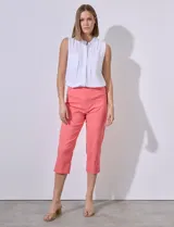 Pantalón capri de gabardina elastizada color celeste, con bolsillos simulados delanteros y bolsillos aplicados traseros. Tiene pretina ancha, corte recto y detalle calado en el ruedo.